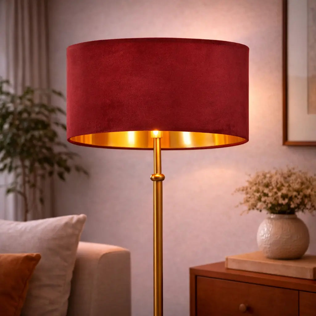 Abat-jour velours rouge bordeaux sur lampe de salon