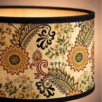 Détail tressage bambou abat-jour zen motif floral