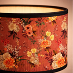 Détail imprimé fleurs terracotta abat-jour vintage