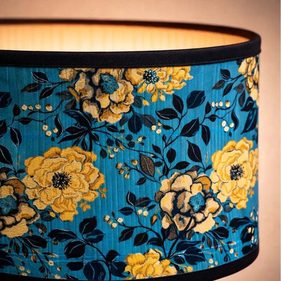 Détail imprimé fleurs bleu canard abat-jour vintage